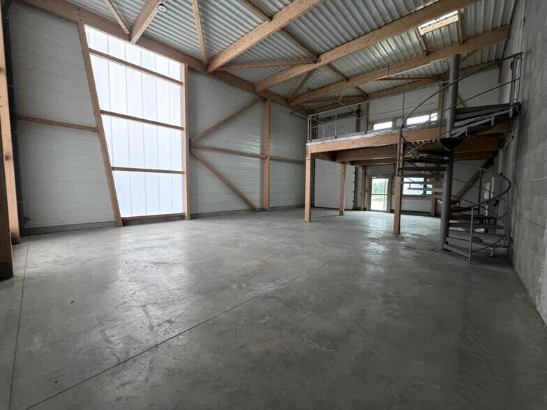 Flex in Saint-Vulbas for sale - Building Photo - Image 2 of 6