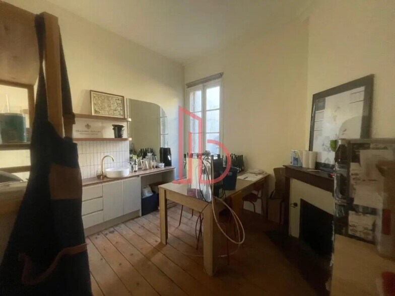 Office in Bordeaux for lease - Interior Photo - Image 2 of 3