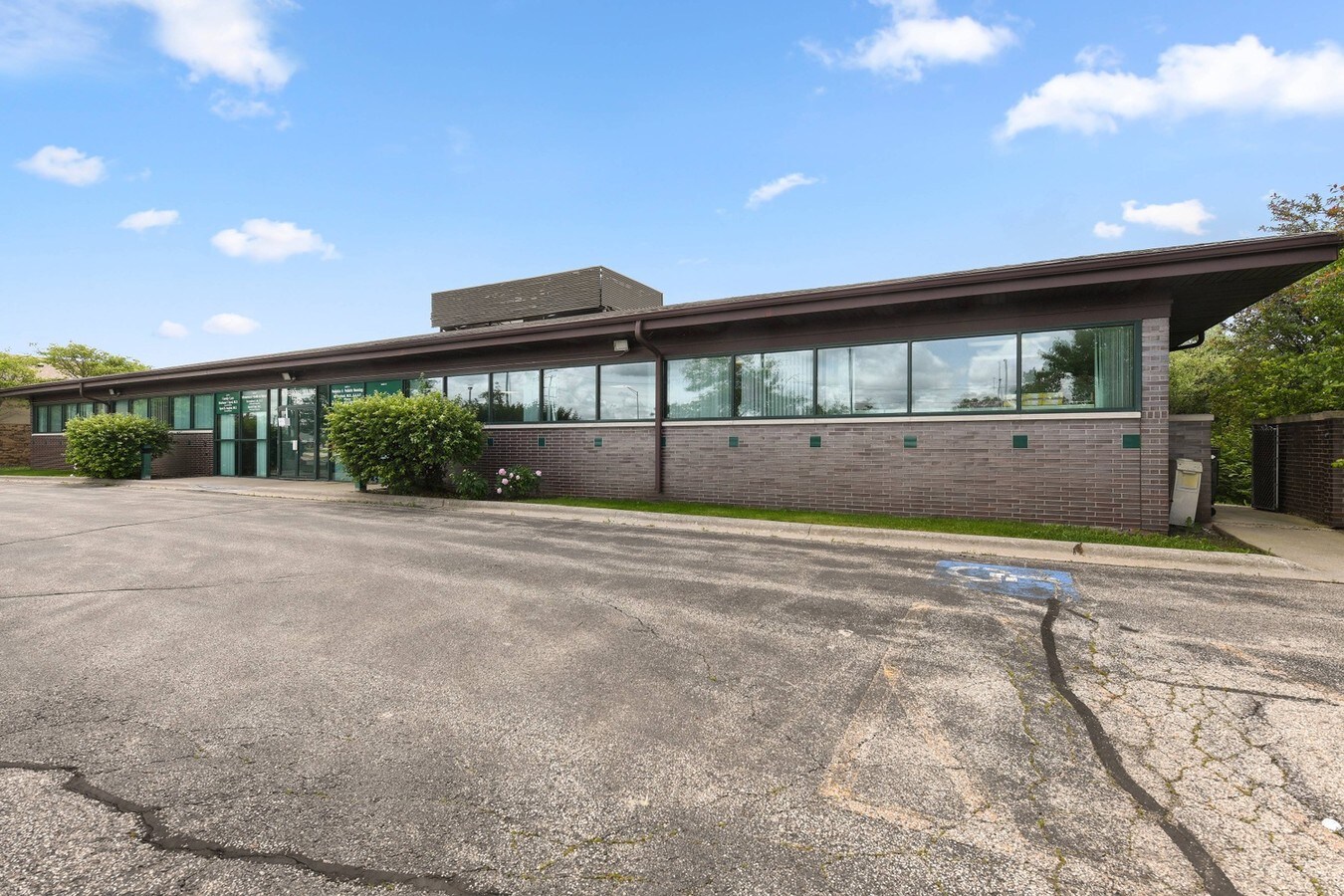 2575 W Algonquin Rd, Algonquin, IL 60102