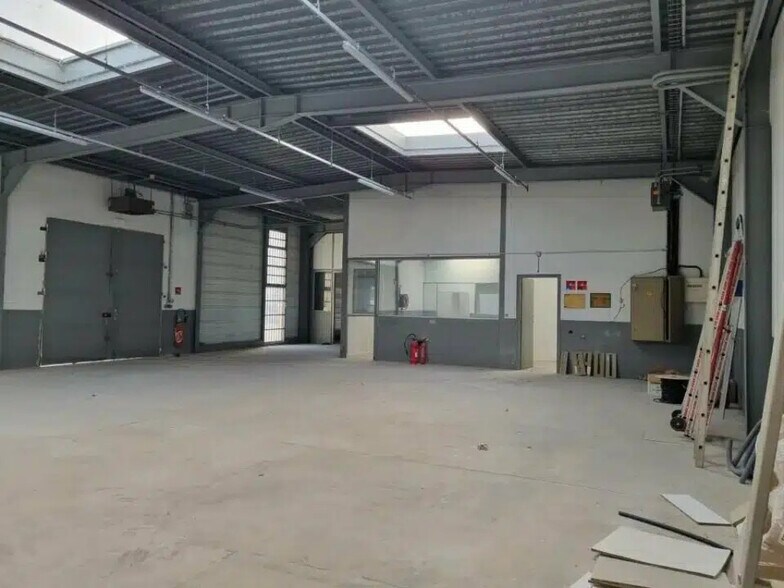 Flex in Troyes for lease - Interior Photo - Image 2 of 3