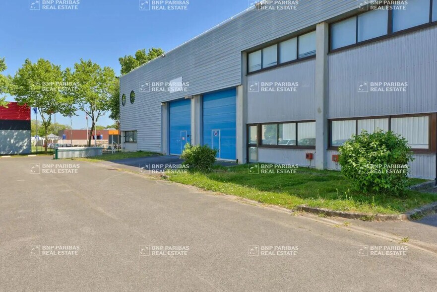 Flex in Collégien for lease - Building Photo - Image 1 of 3