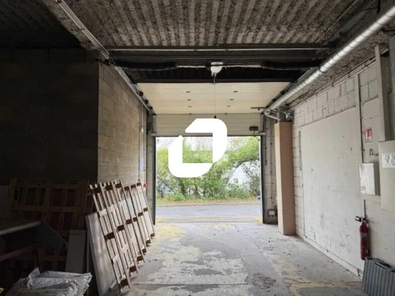 Retail in Pierrelaye for lease - Interior Photo - Image 2 of 9