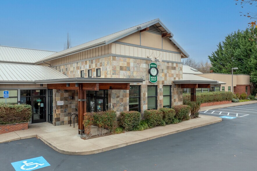 4135 Quest Dr, Eugene, OR for sale - Building Photo - Image 2 of 15