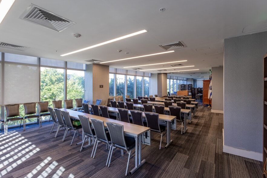 17700 Collins Ave, Sunny Isles Beach, FL for lease - Interior Photo - Image 2 of 4