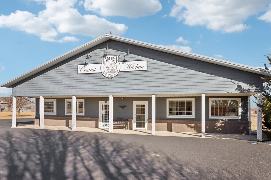 680 Enterprise Dr, Lake Mills, WI for sale - Building Photo - Image 2 of 87