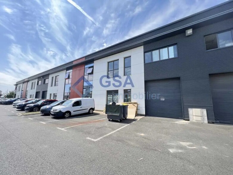 Office in Lieusaint for lease - Building Photo - Image 1 of 5