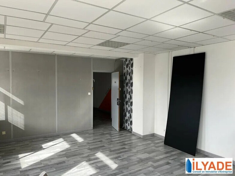 Office in Aix-en-Provence for lease - Interior Photo - Image 3 of 3