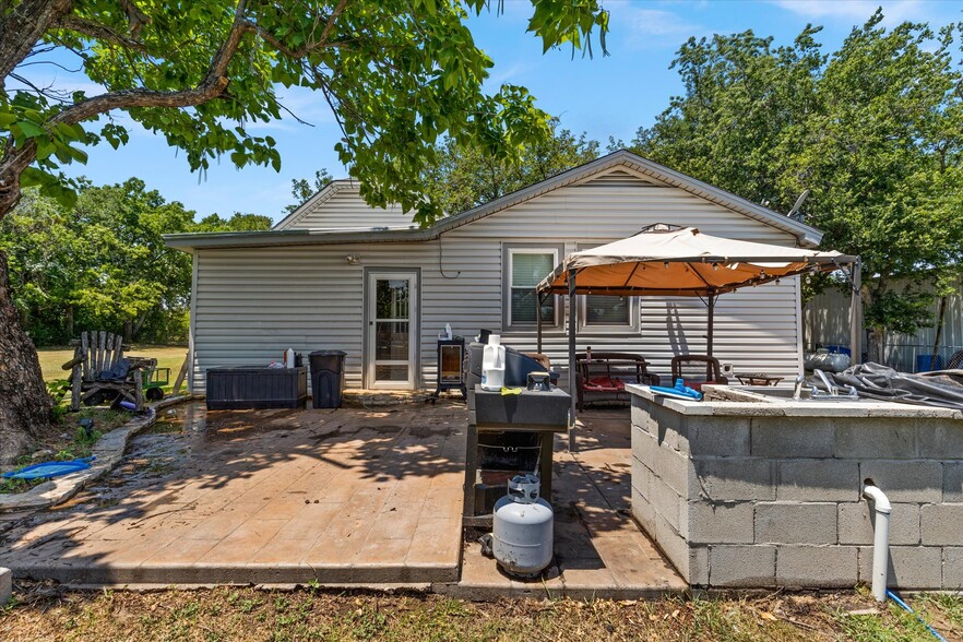 725 Holmes Dr, Granbury, TX for sale - Building Photo - Image 3 of 54