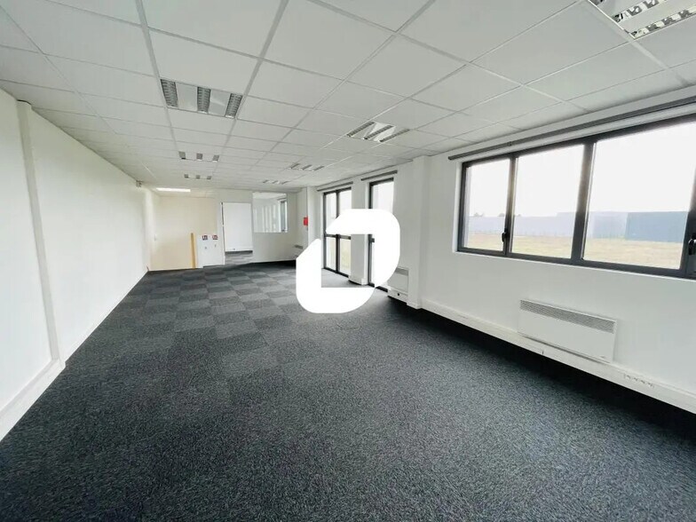 Flex in Lieusaint for lease - Interior Photo - Image 3 of 5