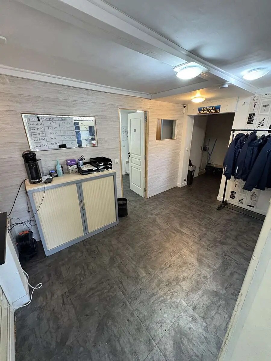 14 Place De L'Europe, Émerainville for lease Interior Photo- Image 1 of 5