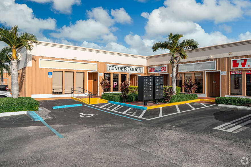 901 E Sample Rd, Pompano Beach, FL for lease - Primary Photo - Image 1 of 1