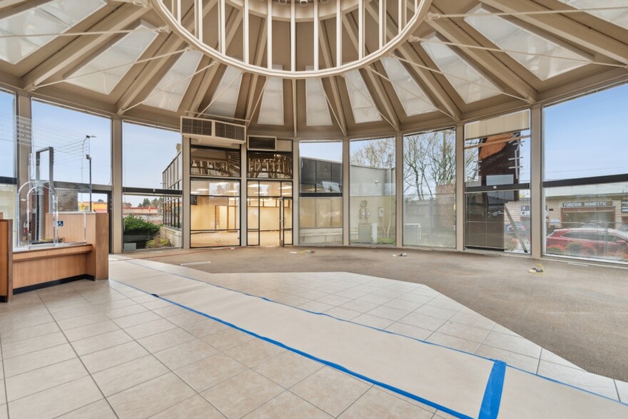 1616 SW 100th St, Seattle, WA for sale - Interior Photo - Image 3 of 9