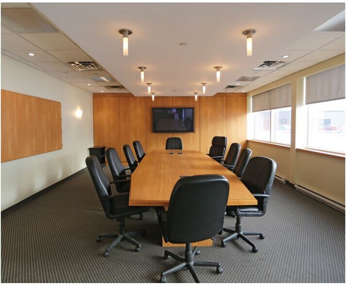 9260-9300 Blvd Henri Bourassa W, Montréal, QC for lease - Interior Photo - Image 2 of 9