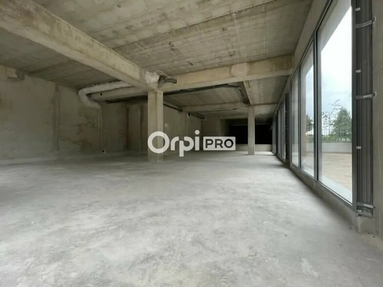 Retail in Bezannes for lease - Interior Photo - Image 3 of 6