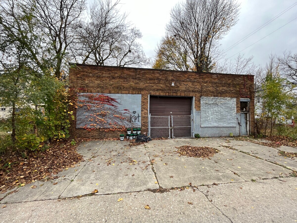 942 105th, Cleveland, OH 44108