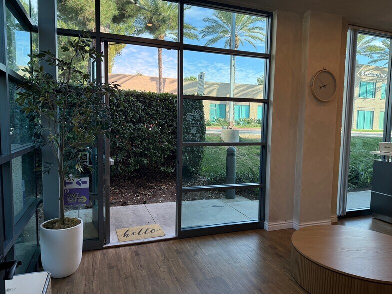 610 Roosevelt Ave, Irvine, CA for lease - Building Photo - Image 3 of 15