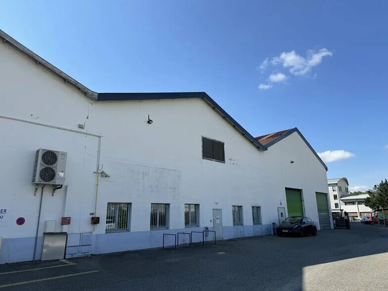Flex in Lyon for lease - Building Photo - Image 3 of 4