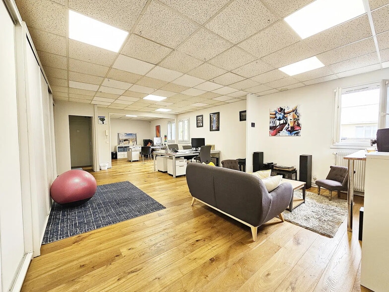 10 Avenue Du Général De Gaulle, Pontault-Combault for lease - Interior Photo - Image 1 of 8