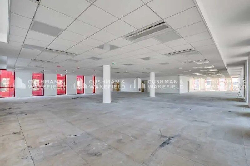 19 Rue Stephenson, Montigny-le-Bretonneux for lease - Interior Photo - Image 3 of 20