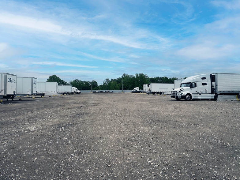 3130 Valleyview Dr, Columbus, OH for lease - Building Photo - Image 2 of 7