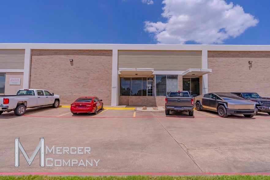 1533-1555 Prudential Dr, Dallas, TX for lease - Building Photo - Image 3 of 26