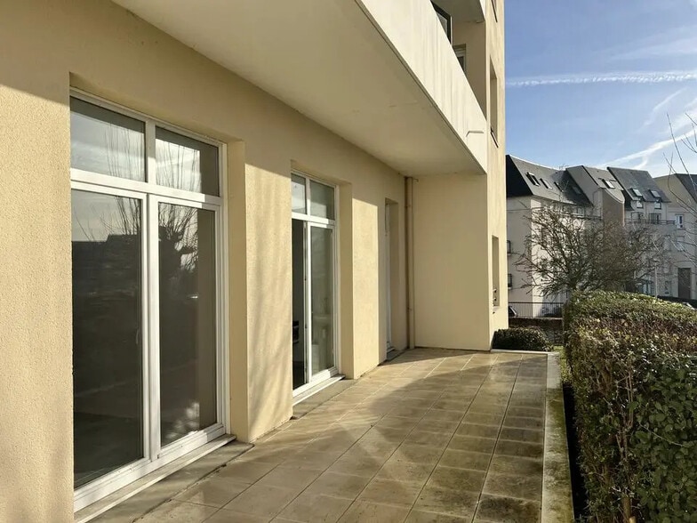 Office in Caen for lease - Building Photo - Image 1 of 12