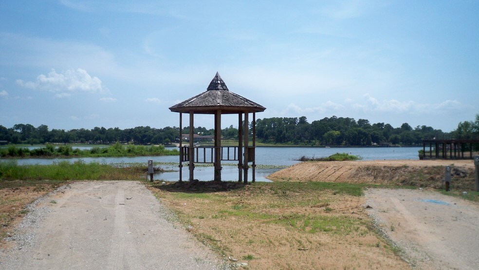 12765 Lake Conroe Bay Rd, Willis, TX for sale - Building Photo - Image 1 of 1