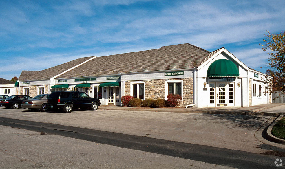 688 SE Bayberry Ln, Lees Summit, MO for lease - Building Photo - Image 1 of 10