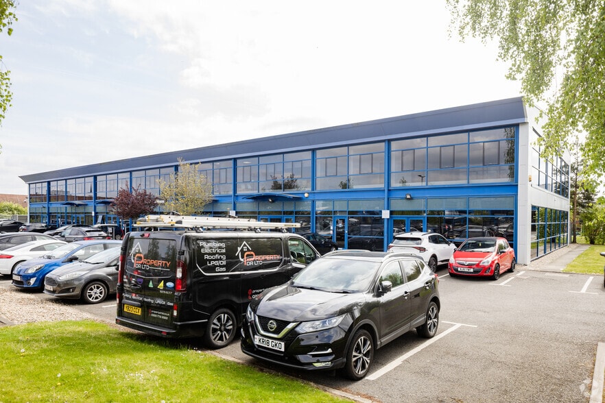 Smeaton Close, Aylesbury for lease - Primary Photo - Image 1 of 15