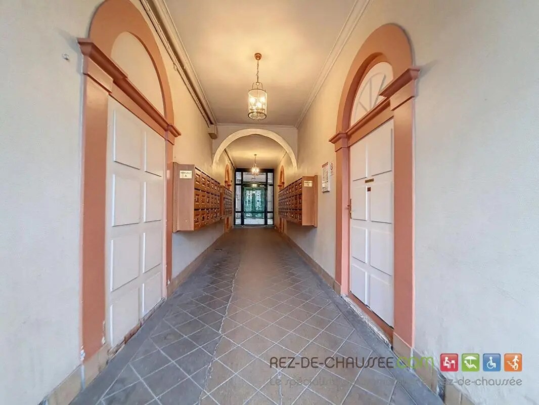 Retail in Lyon for sale Lobby- Image 1 of 4