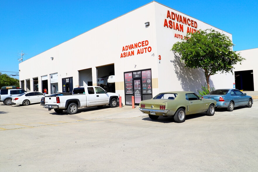 12066-3 Starcrest Dr, San Antonio, TX for lease - Building Photo - Image 1 of 7