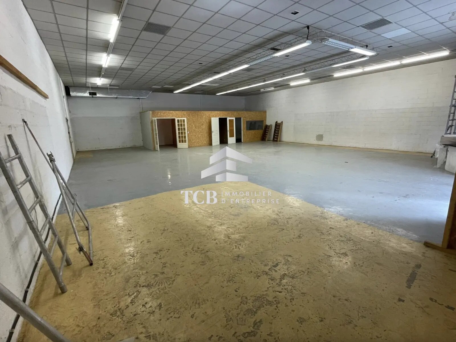 Flex in Saint-Léger-de-Linières for lease Building Photo- Image 1 of 7