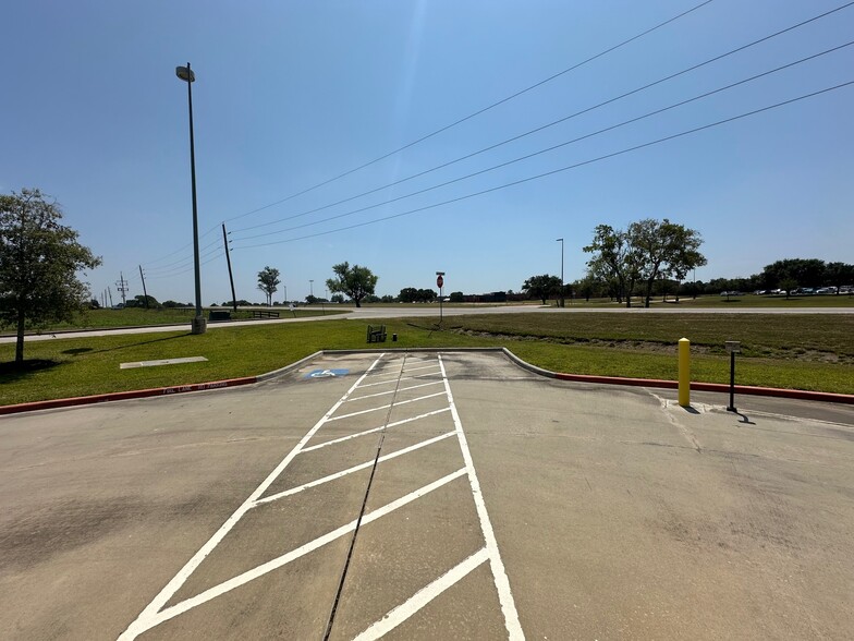 22852 Highway 105 W, Montgomery, TX for lease - Building Photo - Image 2 of 3