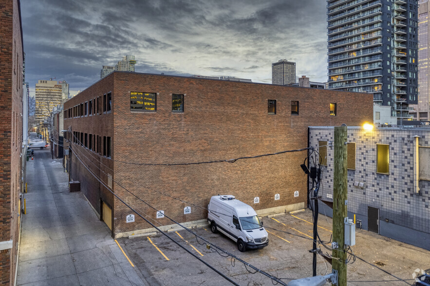 625 11th Ave SW, Calgary, AB for lease - Building Photo - Image 3 of 14