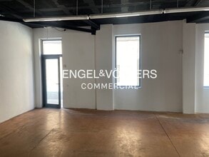 Retail in L'Hospitalet de Llobregat, Barcelona for lease Interior Photo- Image 2 of 20