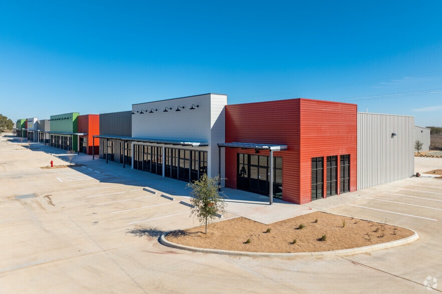 183 Crossing, Lockhart, TX for lease - Building Photo - Image 3 of 6