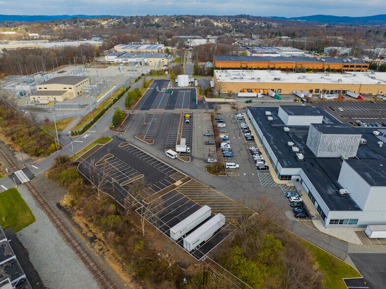 930 Riverview Dr, Totowa, NJ 07512 Paved Lot