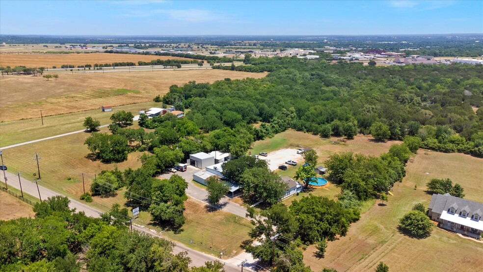 725 Holmes Dr, Granbury, TX for sale - Primary Photo - Image 1 of 54