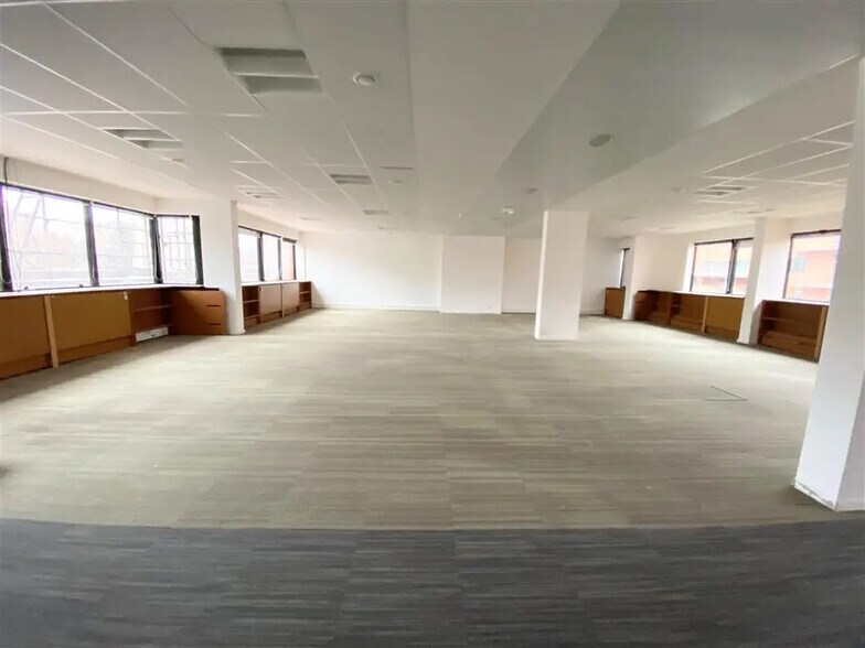 Office in Ivry-sur-Seine for lease - Building Photo - Image 3 of 9