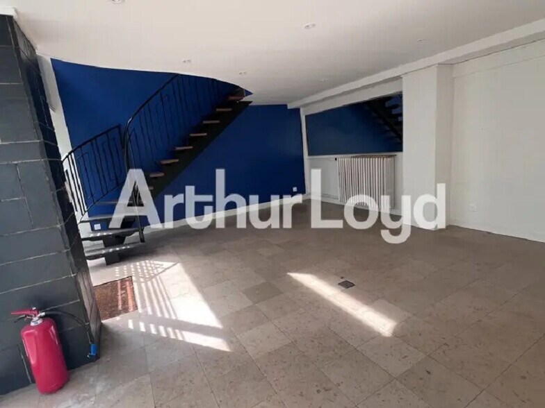 Office in Caen for lease - Building Photo - Image 2 of 6