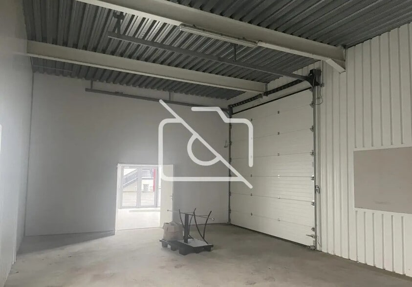 Industrial in Les Ulis for lease - Interior Photo - Image 1 of 4