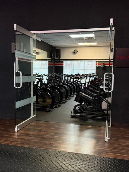 1835 NW 112th Ave, Miami, FL for sale - Building Photo - Image 3 of 11