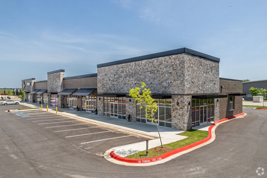 1345 Henri De Tonti, Springdale, AR for lease - Primary Photo - Image 1 of 13