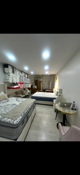 Retail in Paris for lease - Interior Photo - Image 3 of 6