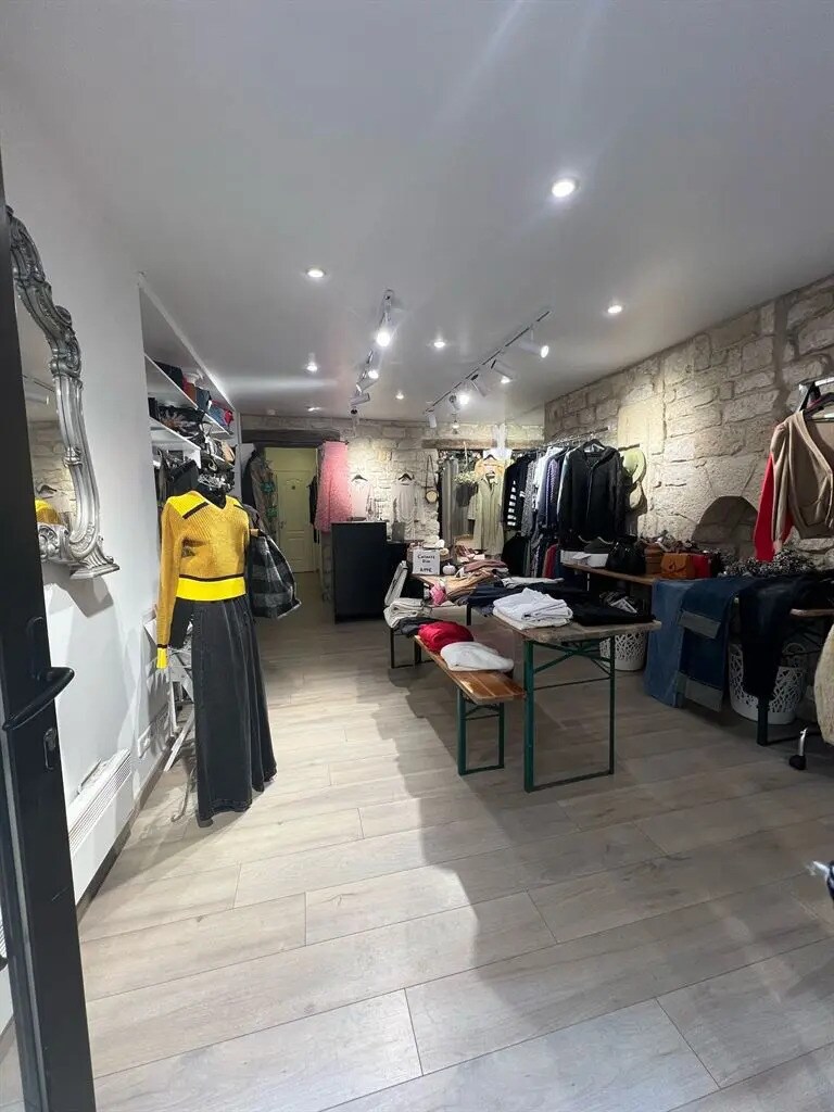 Retail in Paris for lease Interior Photo- Image 1 of 5