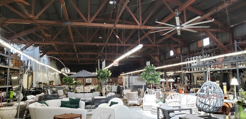 7115 Darby Ave, Reseda, CA for lease - Interior Photo - Image 2 of 10