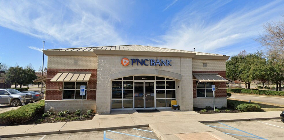 PNC Bank & Chili's Bar and Grill portfolio of 2 properties for sale on LoopNet.com - Building Photo - Image 2 of 7