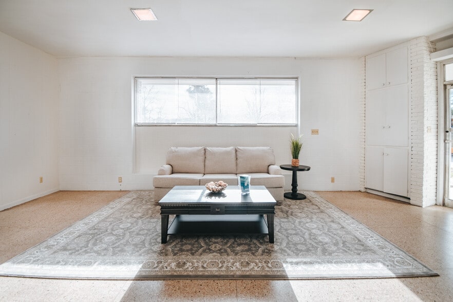 305 N Laurent St, Victoria, TX for lease - Building Photo - Image 3 of 37