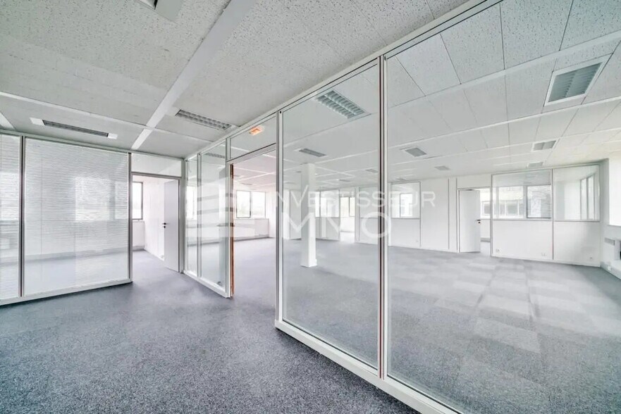 Office in Saint-Thibault-des-Vignes for lease - Interior Photo - Image 2 of 5