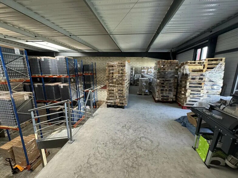 Flex in Gonesse for lease - Interior Photo - Image 3 of 4